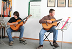 Bild: Zwei Jungen lernen Akustikgitarre