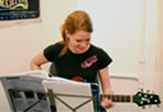 Bild: Mädchen lernt E-Gitarre