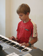 Bild: Junge am Keyboard