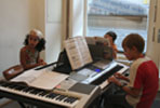 Bild: Kindergruppe lernt gemeinsam an Keyboards